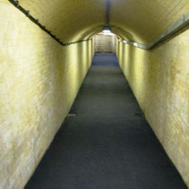 Túnel para ir al andén 2 de la estación Canterbury West