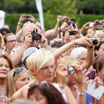 Flut Charity // Die Gäste fotografieren die Stars // Foto: Franziska Krug