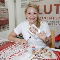 Flut Charity // Julia Sonntag bei der Autogrammstunde // Foto: Franziska Krug