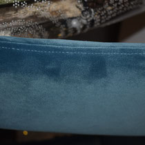 A réfection - couverture avec un velours bleu de la Maison Casamance - Détail de la finition.