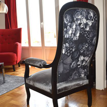auteuil de style Voltaire entièrement restauré, avec un décapage de la carcasse par aerogommage et application au pistolet d'une peinture de couleur noire laquée. Couverture avec tissu à motifs et coordonné uni en velours de la Maison Englisch Dekor, et f