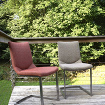 es 4 chaises de salle à manger entièrement restaurées affichent un style résolument tendance. Elles sont dotées d’un piètement traineau métallique et la couverture a été réalisée avec un tissu moucheté de la Maison Casal.