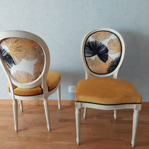 Restauration de 6 chaises médaillon avec un velours ras de la Maison Angely Paris, et un imprimé à motifs de la Maison Zéphyr & Co pour le dossier - Finition cloutée noire mate.