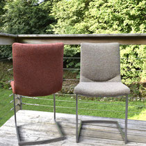 es 4 chaises de salle à manger entièrement restaurées affichent un style résolument tendance. Elles sont dotées d’un piètement traineau métallique et la couverture a été réalisée avec un tissu moucheté de la Maison Casal.