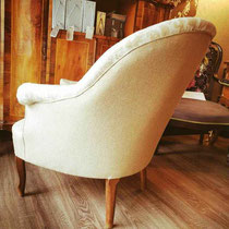 Restauration complète du fauteuil avec un tissu à reflets dorés de la Maison Guëll Lamadrid.
