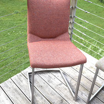 es 4 chaises de salle à manger entièrement restaurées affichent un style résolument tendance. Elles sont dotées d’un piètement traineau métallique et la couverture a été réalisée avec un tissu moucheté de la Maison Casal.