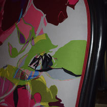 Restauration d'un fauteuil style Voltaire - Décapage de la structure par aerogommage et application  d'une peinture noire laquée. Couverture avec un tissu de la Maison Zéphyr & Co, avec une finition double passepoil des passementeries de l’Île de France.