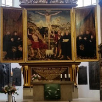 Cranach-Altar im Vordergrund Grabplatte von Herder