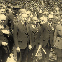 Der Präsident der USA Calvin Coolidge (1923-1929) verleiht in Washington den Flugpionieren das "Distinguished Flying Cross", die höchste amerikanische Auszeichnung für Flieger.