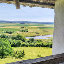 Heuneburg, keltischer Stadtnachbau und archäologische Ausgrabungen mir Blick auf die Donau