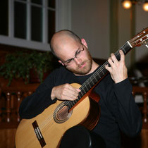 Maxime O'Bomsawin à la guitare