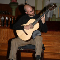 Maxime O'Bomsawin à la guitare