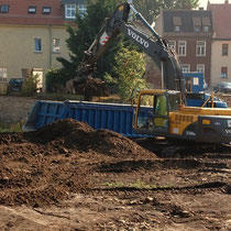 Es wird mit dem Abtransport des Erdaushubes begonnen