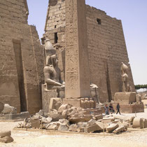 Der Eingang zum Luxor Tempel