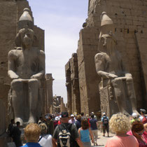 Der Eingang wird von Zwei Pharaonen bewacht