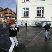 Pause auf dem Schulplatz