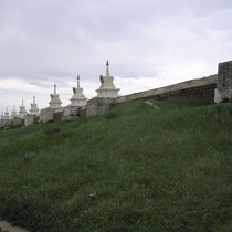 Karakorum - Monastère d'Ederne Zuu - Muraille aux 108 stupas