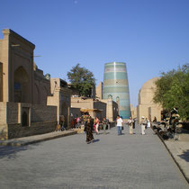 Khiva  Pahlavon Mamid : artère principale reliant les portes Est-Ouest.