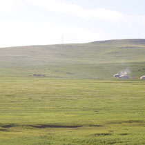 Dernières yourtes dans la brume matinale