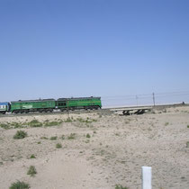 dans le désert, le train qui relie Urgensh à Atyrau