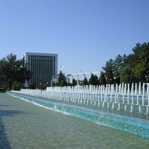 Tashkent - Place de l'Indépendance agrémentée de nombreuses fontaines