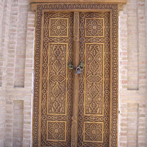 Samarkand - La  Nécropole  Chah in  Zinda : une porte sculptée d'un  mausolée.