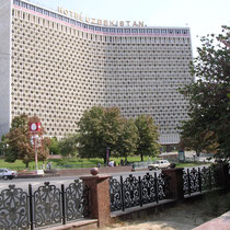 Tashkent - L'hôtel Ouzbekistan à coté duquel nous avons trouvé un parking pour résider