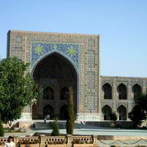 Samarkand -La médersa Tilia Kari  (entre les deux)