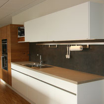 Moderne weiße Küche im Showroom von Wiedmann in Windsfeld