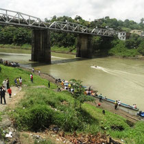 Bajo el puente sobre el Río Daule pasó la regata 2014 del Cantón Pichincha, Manabí.