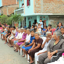 Es evidente que el homenaje levantó el ánimo a estas señoras de la edad mayor, reunidas en una calle de Jaramijó (Ecuador).