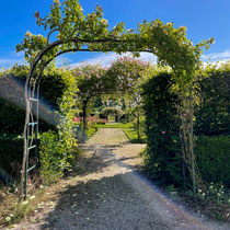 Les arcades d'entrée de la roseraie