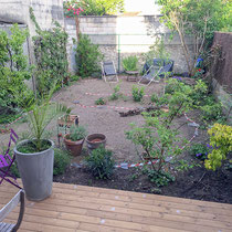 Jardin en cours de plantation par les clients - Piquetage effectué ensemble