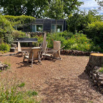 Une pépite ce coin cabanon, entouré de bois et d'eau...