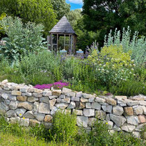 Ruchers et mur de pierre sèches