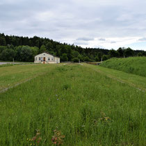 12) Locatie van voormalige barakken in het SS deel van het kamp - Rechts achter het SS hoofdkwartier