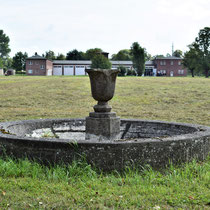 Fontein links bij de ingang van het SS kamp 