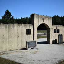 Voorkant Memorial Muur Chelmno - dichtbij