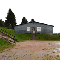 30. Het kampmuseum - barak is gereconstrueerd