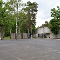 02) Aankomst bij Bergen-Belsen Memorial met links ingang naar het voormalige kamp terrein en rechts het informatiecentrum met tentoonstelling