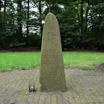 09. Herdenkingssteen in het midden van de begraafplaats