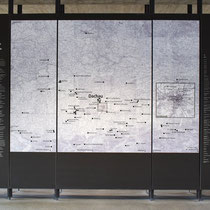32. Overzicht tentoonstelling in administratie en onderhoudsgebouw - kaart met overzicht van concentratiekamp Dachau en de satellietkampen tijdens WO2