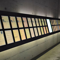 08) Overzicht van de tentoonstelling in het informatiecentrum - persoonskaarten van gevangenen