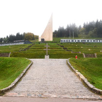 78. Overzicht kampterrein vanaf onderaan het kamp met zicht op de kampkeuken, Nationaal Herdenkingsmonument en het kampmuseum