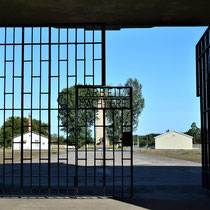 Poort met tekst 'arbeit macht frei' 