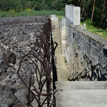 Memorial Monument Belzec - trap rechts