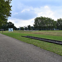 Zicht rechterkant vanaf treinwagons -  in het midden de apelplaats 