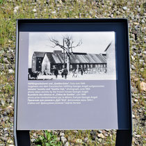 134) Informatiebord met een oude foto van de kampwasserij waarop de Goethe eik ook te zien is