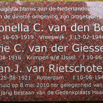 04. Gedenk plaquette aan de linkerkant van de poort