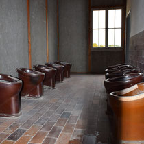 58. Overzicht wc ruimte in gevangenenbarak - deze ruimte was volstrekt ontoereikend voor het groeiende aantal gevangenen